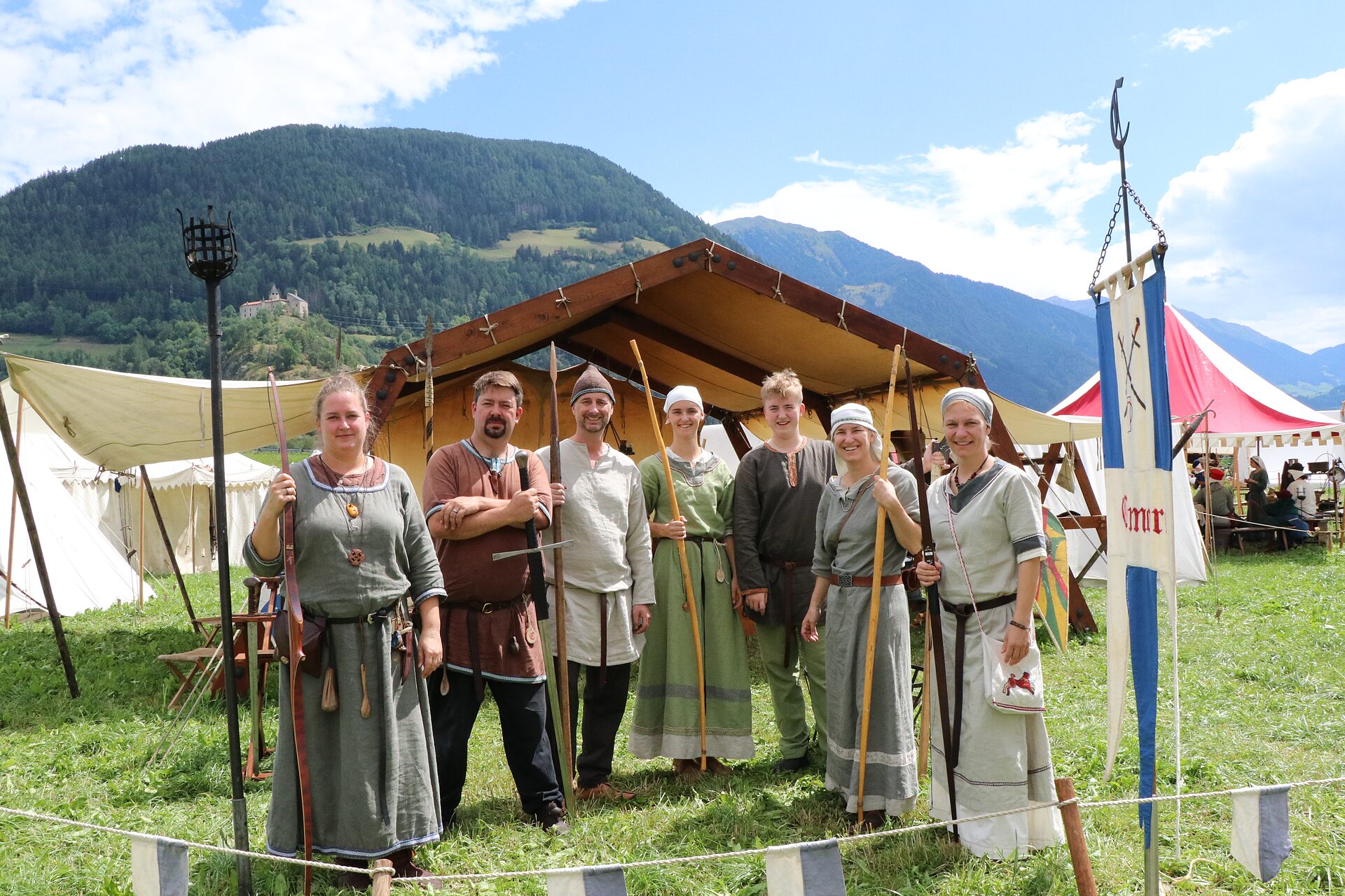 Die Gruppe Claymore in mittelalterlicher Gewandung vor dem Lagerzelt