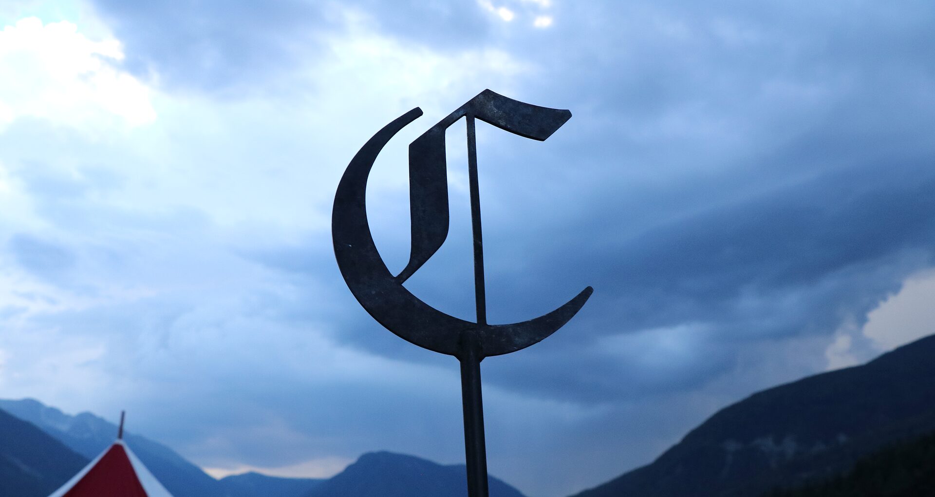 Claymore Standarte mit gotischem C vor Abendhimmel